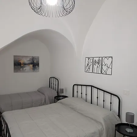 Via Del Muro Antico *